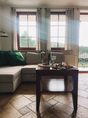 42-Zoll-Flachbildfernseher mit Satellitenempfang, Kinderspielzeug