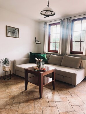 Espacio para trabajar con un portátil y cortinas opacas