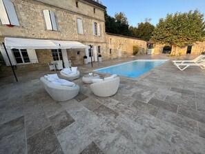 Una piscina al aire libre, una piscina climatizada