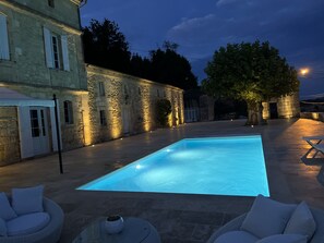 Una piscina al aire libre, una piscina climatizada