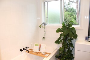 Badekar, håndklæder, Sæbe, Toiletpapir