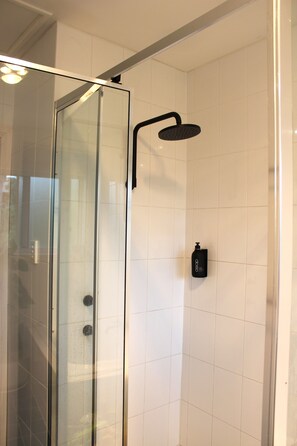 Baignoire, serviettes fournies, savon, papier de toilette