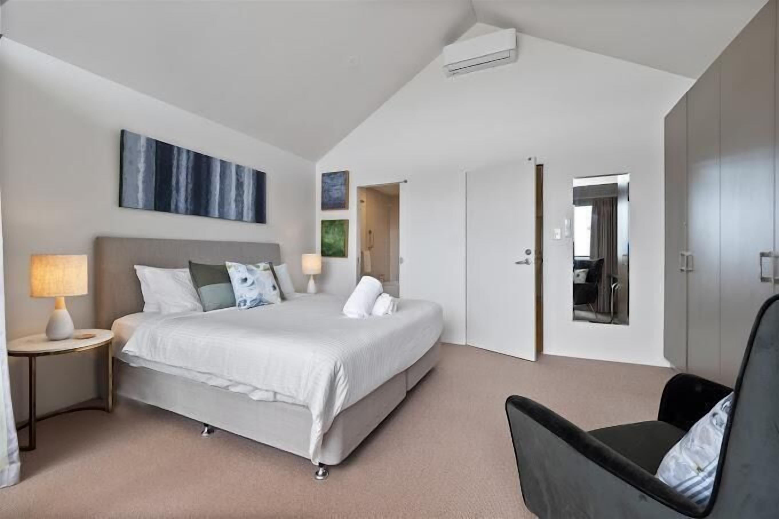 1 bedroom, iron/ironing board, internet, bed sheets