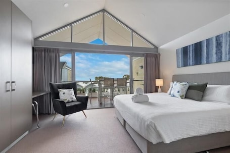 1 bedroom, iron/ironing board, Internet, bed sheets. Haven on Seine - Luxury Apartment 1B - Haven on Seine - 1 Bedroom Luxury Apartment overlooking the bay.