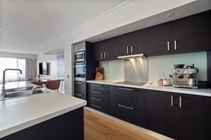 Micro-ondes, plaque de cuisson, lave-vaisselle, chaise haute