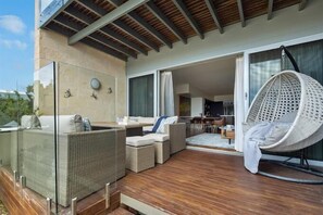 Outdoor dining - Haven on Seine - Luxury Apartment 3B - Haven on Seine - 3 Bedroom Luxury Apartment overlooking the bay. (Augusta)