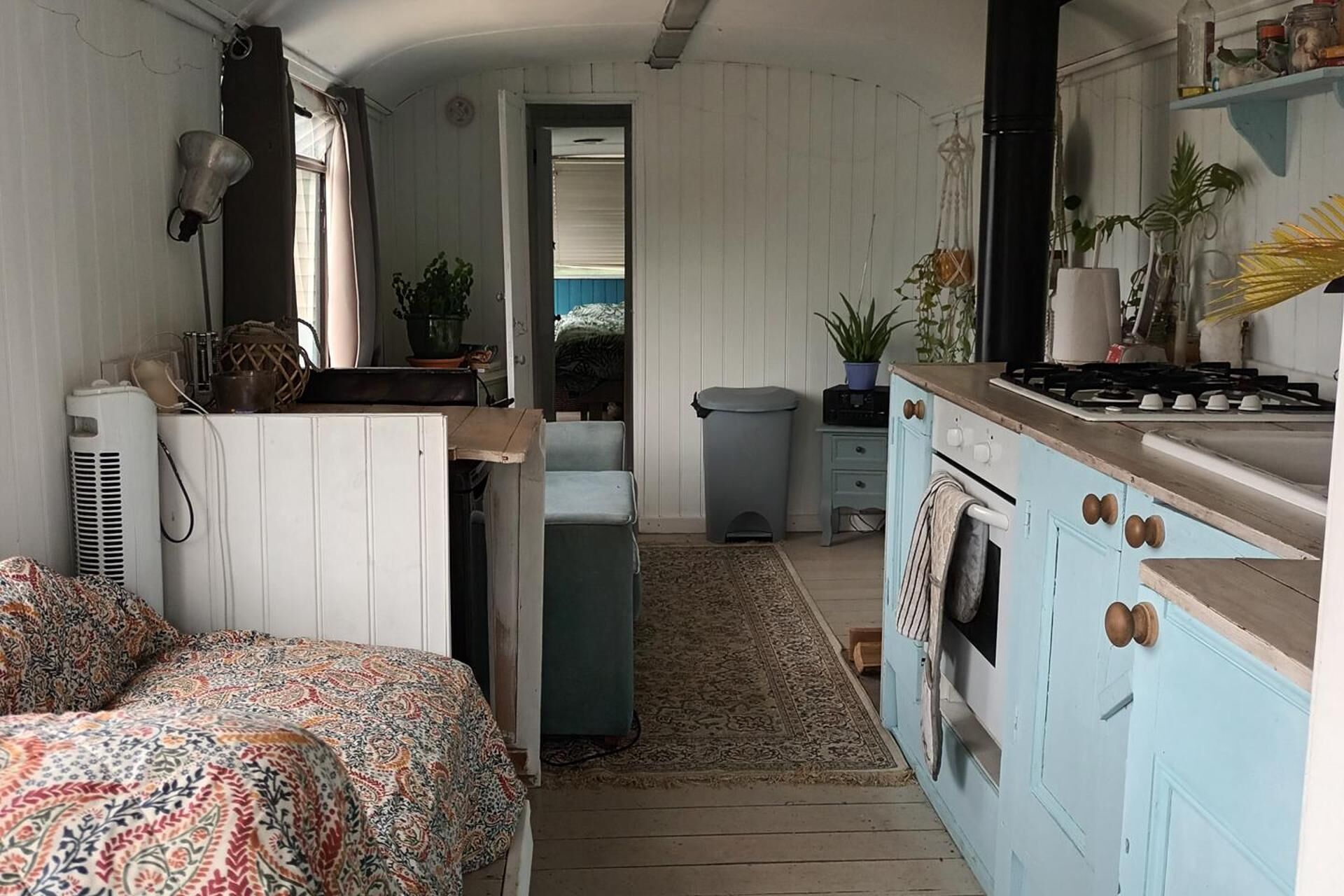 Fridge, oven, stovetop, electric kettle