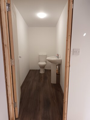 Apartment | Bathroom | Shower, towels - Converted French bus With Stunning Views (Beaworthy)