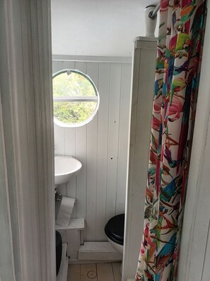 Apartment | Bathroom | Shower, towels - Converted French bus With Stunning Views (Beaworthy)