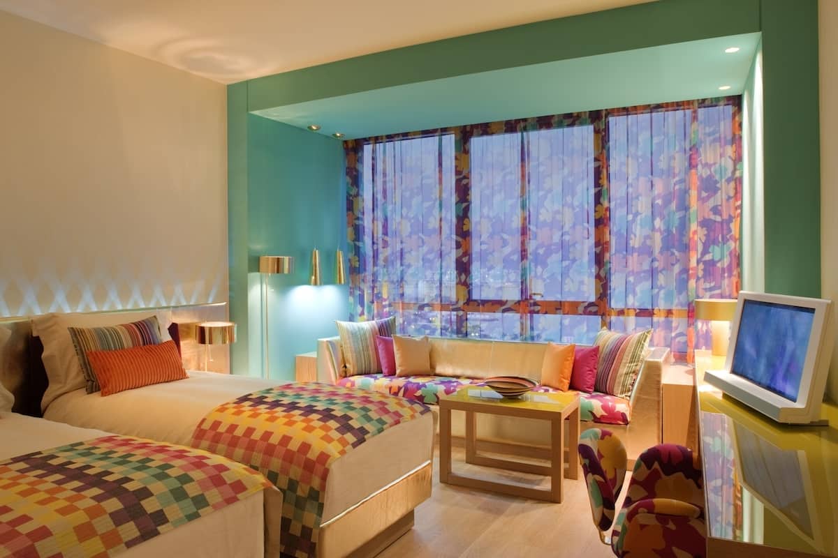 1 habitación y artículos del minibar gratis