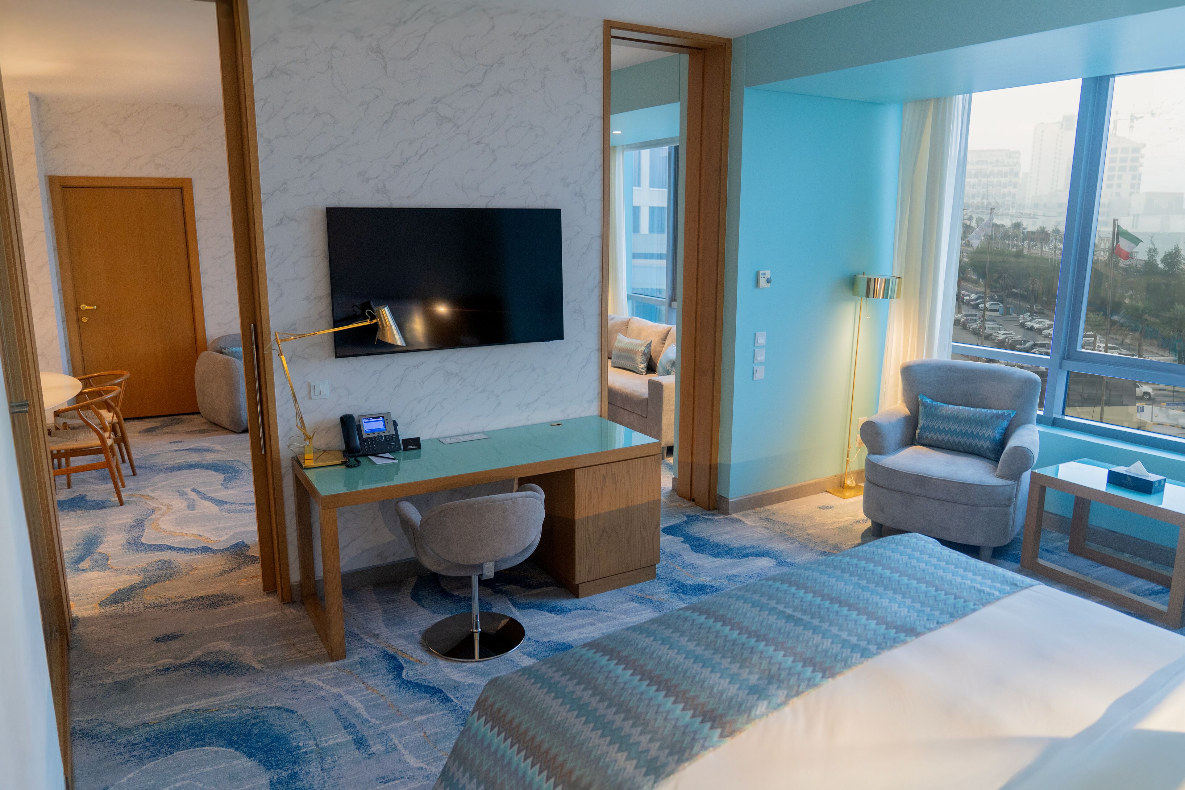 Premium Style Suite | Minibar con artículos gratuitos, caja fuerte, escritorio