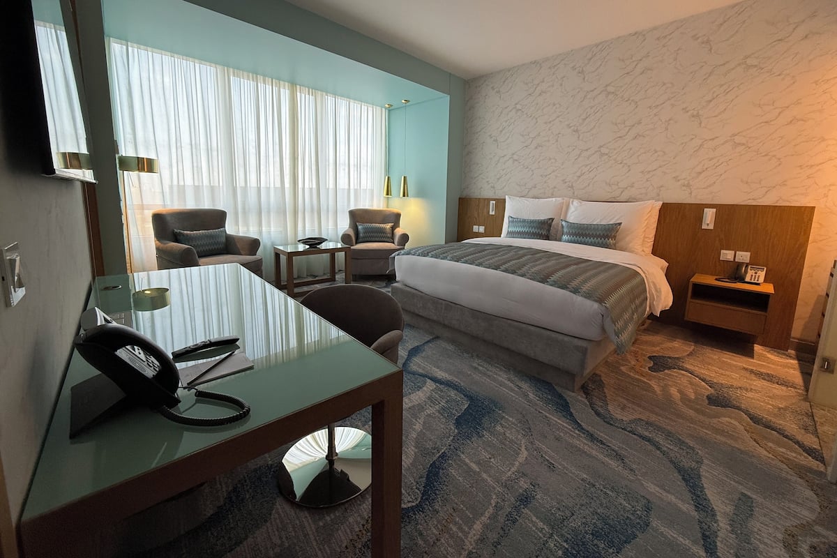 Premium suite | Een gratis minibar, een kluis op de kamer, een bureau