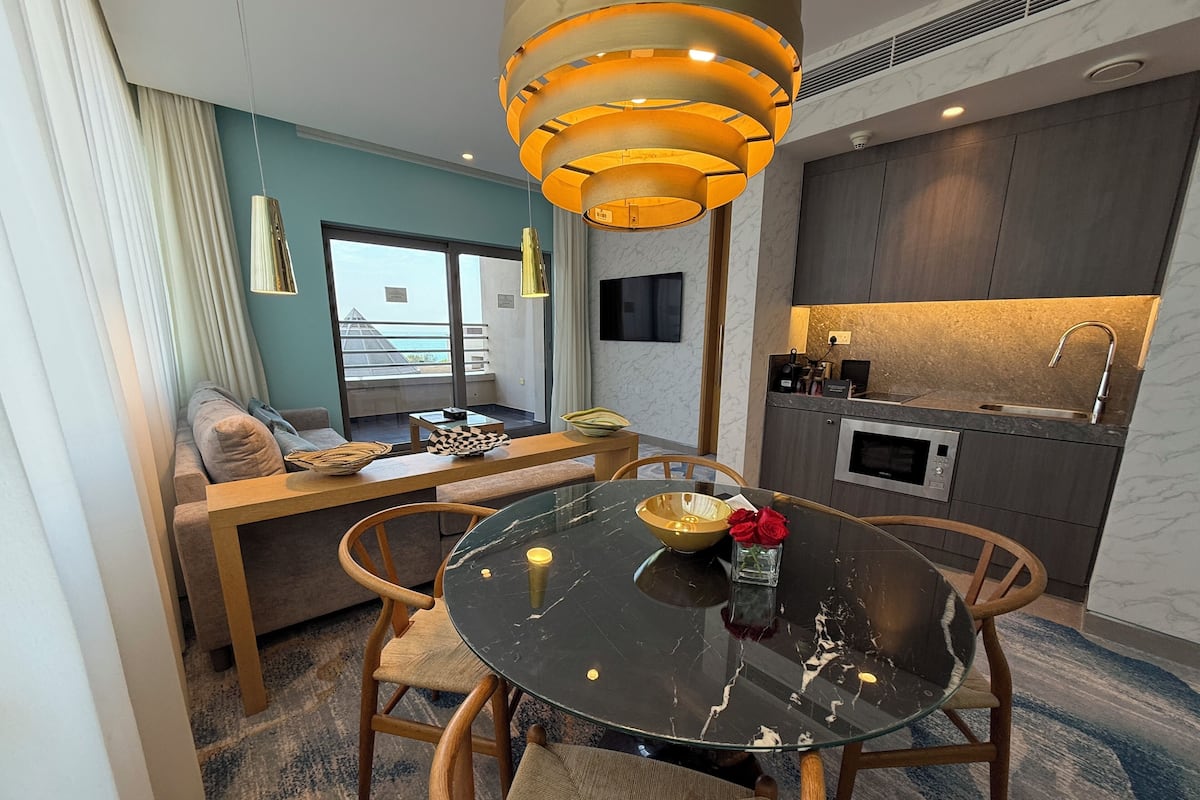 Grand suite | Woonruimte | Een 55-inch ledtelevisie met satellietzenders en televisie