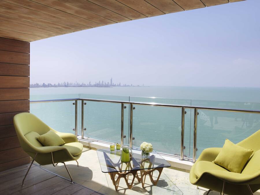 Presidential Suite | Minibar gratis, brankas, meja kerja, dan ruang kerja ramah laptop