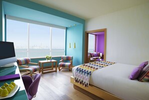 Minibar con artículos gratuitos y caja de seguridad en la habitación 