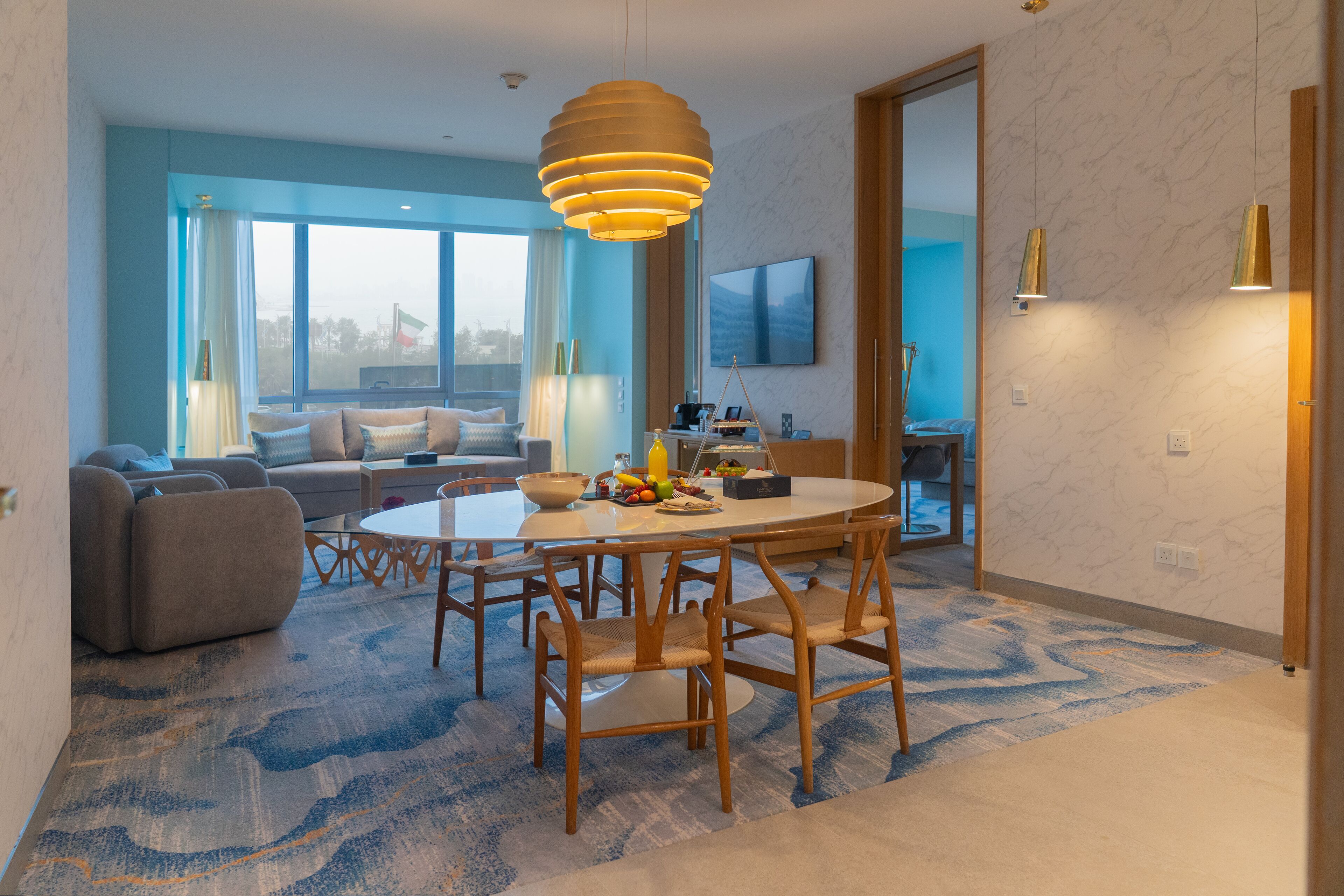 Premium Style Suite with Symphony Lounge Access | Wohnbereich | 55-Zoll-LED-Fernseher mit Satellitenempfang, Fernseher