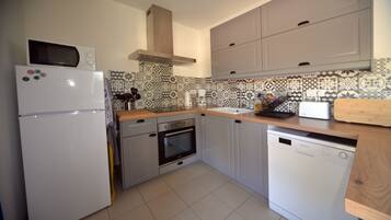Fridge, microwave, oven, stovetop