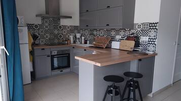 Réfrigérateur, micro-ondes, four, plaque de cuisson