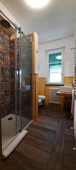 Dusche, Haartrockner, Bidet, Handtücher