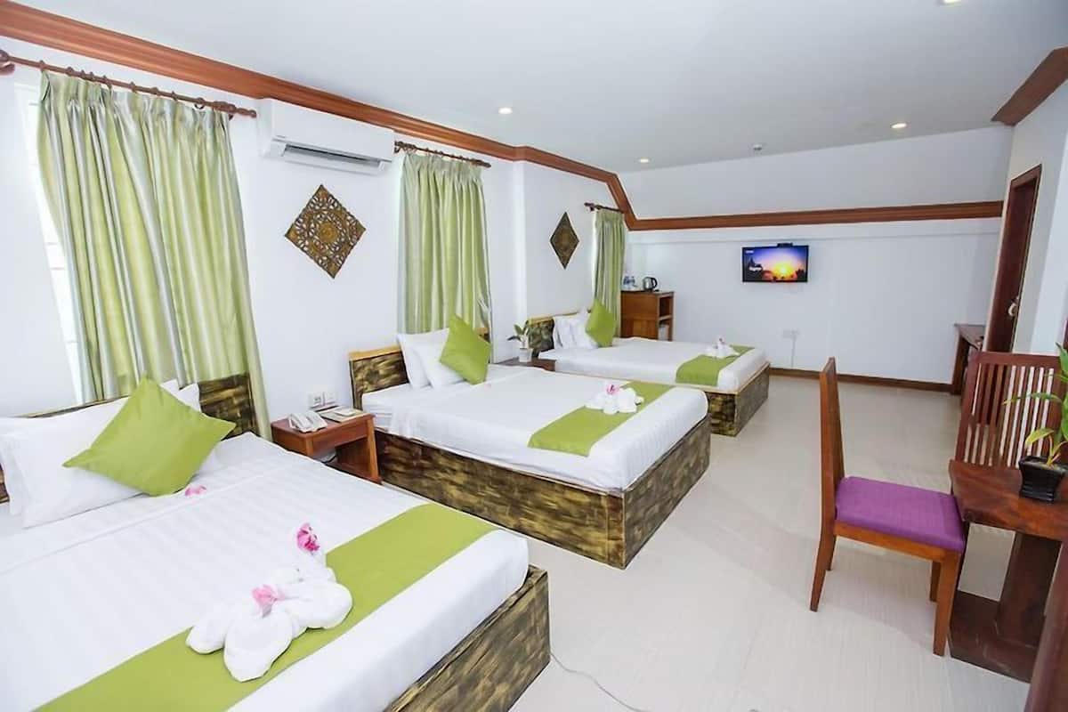 Quarto triplo luxo | 1 quarto, frigobar, cofres nos quartos, escrivaninha