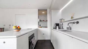 Fridge, oven, dishwasher, coffee/tea maker