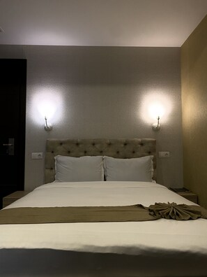Doppia Deluxe | Biancheria da letto ipoallergenica, materassi a doppio strato, minibar