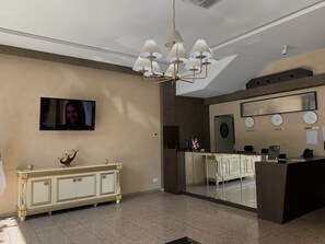 ฝ่ายต้อนรับ