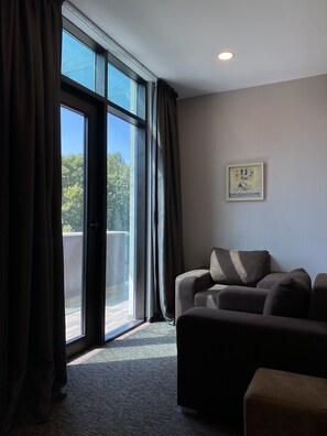 ห้องดีลักซ์ดับเบิล | เครื่องนอนป้องกันสารก่อภูมิแพ้, เตียงพร้อมฟูกเสริมที่นอน, มินิบาร์