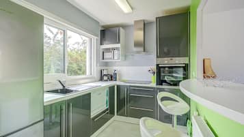 Een koelkast, een microgolfoven, een oven, een vaatwasser