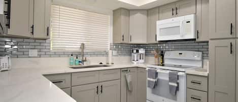 Wasserkocher mit Kaffee-/Teezubehör, Kühlschrank, Mikrowelle, Ofen