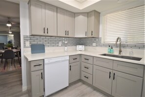 冰箱、微波炉、烤箱、洗碗机