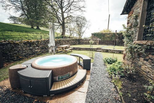 Luxurious Cottage with Hot Tub. 19 miles from Windermere.