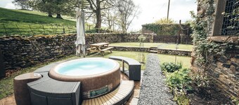 Luxurious Cottage with Hot Tub. 19 miles from Windermere.