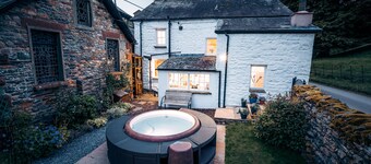 Luxurious Cottage with Hot Tub. 19 miles from Windermere.