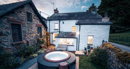 Luxurious Cottage with Hot Tub. 19 miles from Windermere.
