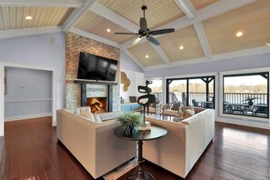 Smart TV, chimenea, reproductor de DVD y oficina 