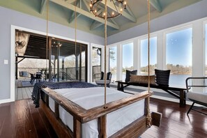 7 habitaciones, escritorio y tabla de planchar con plancha 