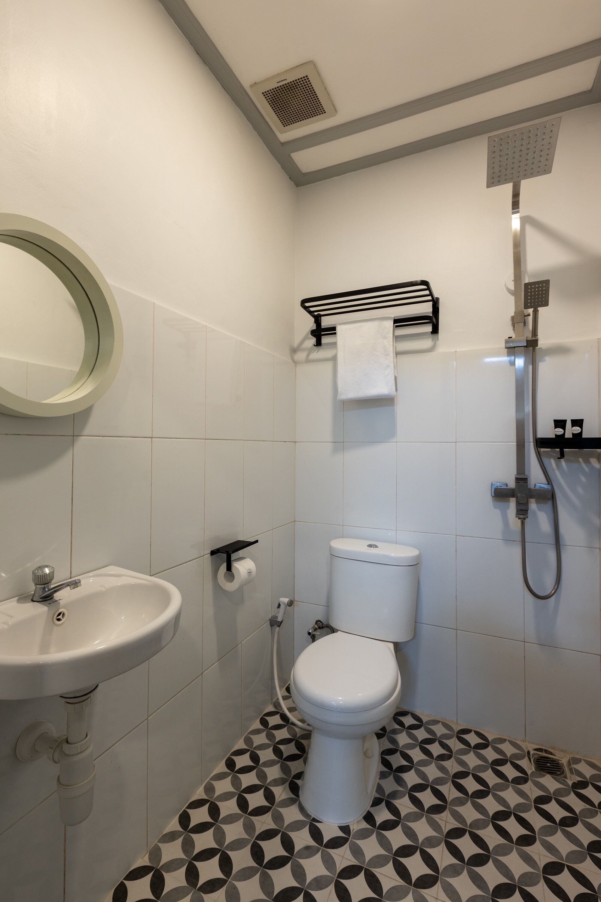 Un baño con lavamanos, inodoro y ducha.