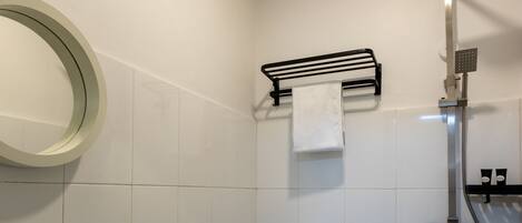 Un baño con lavamanos, inodoro y ducha.
