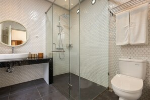 Zimmer (Suite) | Badezimmer | Dusche, Regendusche, kostenlose Toilettenartikel, Haartrockner