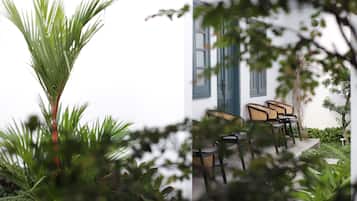 Room (Suite) | Living area | 40-inch Smart TV with satellite channels, TV, Netflix