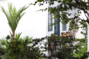 Room (Suite) | Living area | 40-inch Smart TV with satellite channels, TV, Netflix - Ceria Hotel @alun Alun Yogyakarta (Yogyakarta)