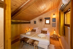 2 bedrooms, in-room safe, iron/ironing board, travel crib - Le Chalet d'Anjuléa, a true haven of peace! (faugères)