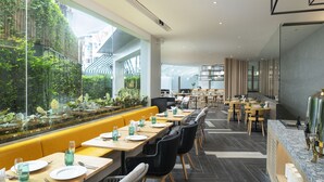 朝食 (ビュッフェ)、毎日提供 (有料)
