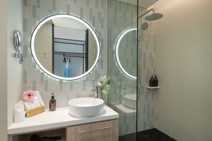 Recharge | Bagno | Doccia, soffione a pioggia, asciugacapelli, accappatoio