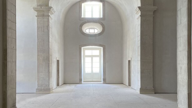An interior with high arched ceilings, large windows, and columns. - Montebelo Mosteiro de Alcobaça Historic Hotel (Alcobaça)