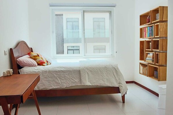 2 bedrooms, Internet - Lovely 2 bedroom condo with a pool area (Cantonments)