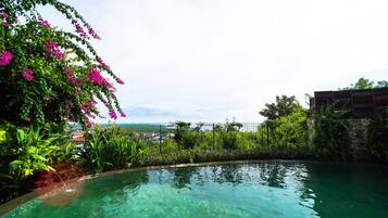 Kolam renang outdoor