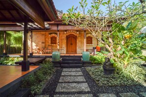 Signature Villa | Desk, iron/ironing board, free WiFi, bed sheets - Giri Bhagawan Villas Spa (Nusa Dua)
