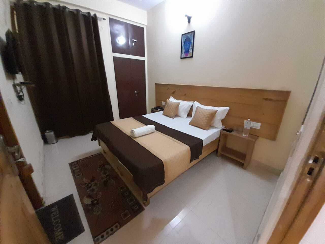 Una camera da letto con un letto, un comodino e un quadro appeso al muro.